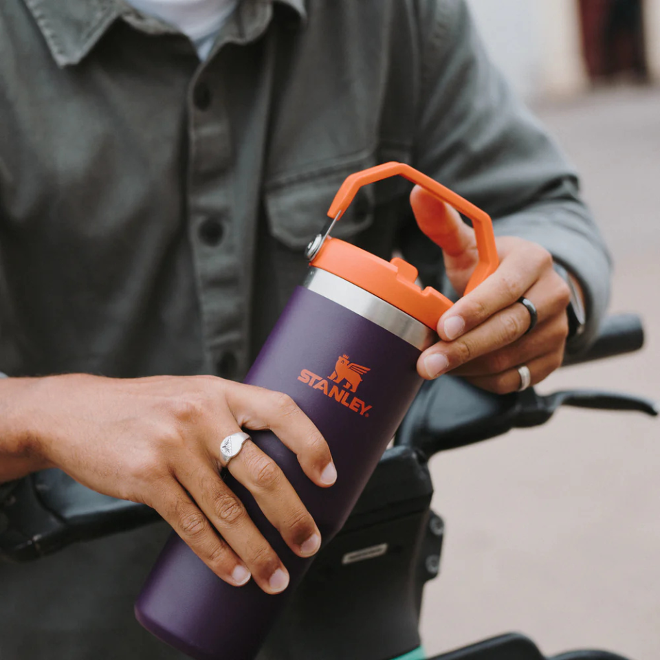 The IceFlow ™ Flip Straw Tumbler 0.89 LT Plum