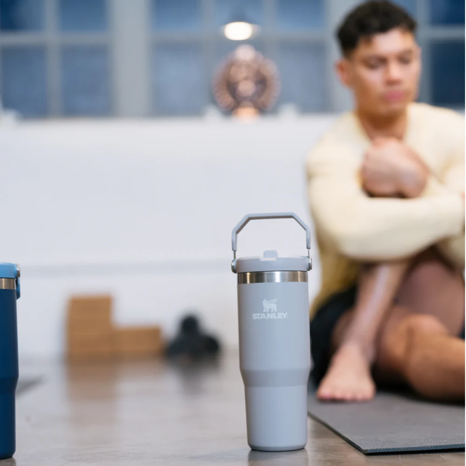 The IceFlow ™ Flip Straw Tumbler 0.89 LT Ash