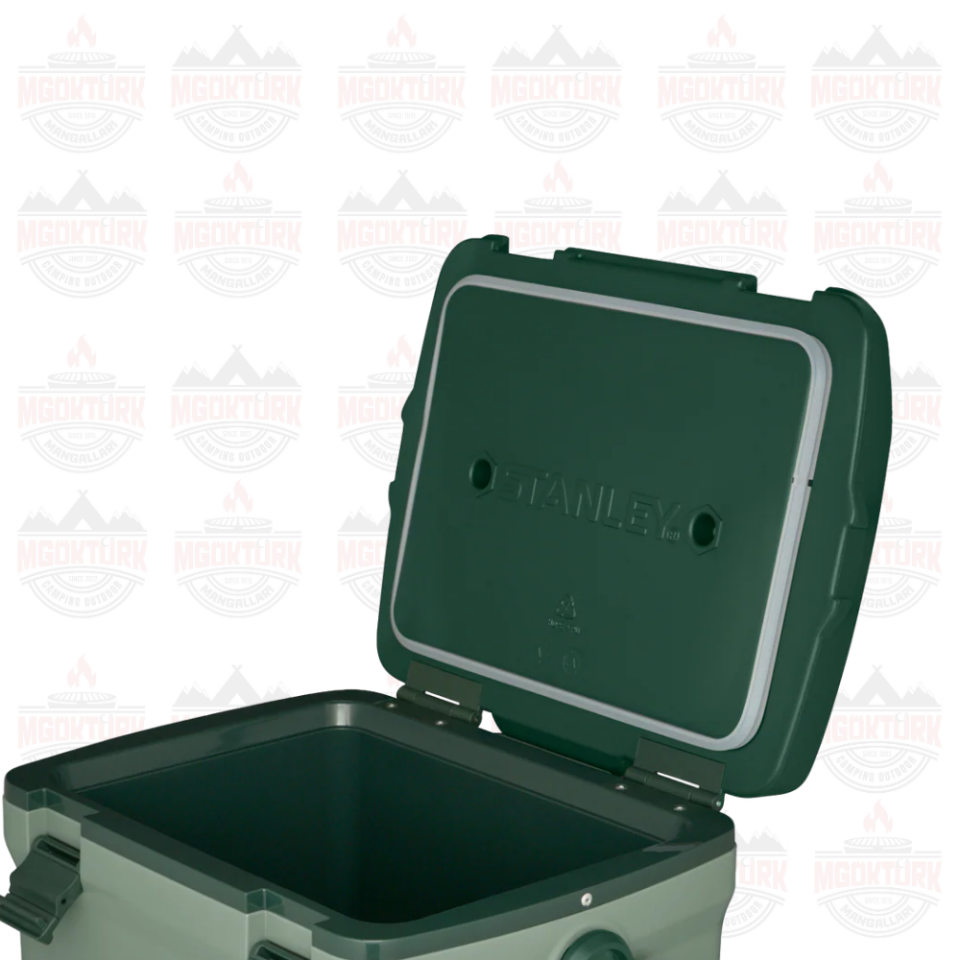 The Easy-Carry Outdoor Cooler 6.6L / 7QT  Stanley Green